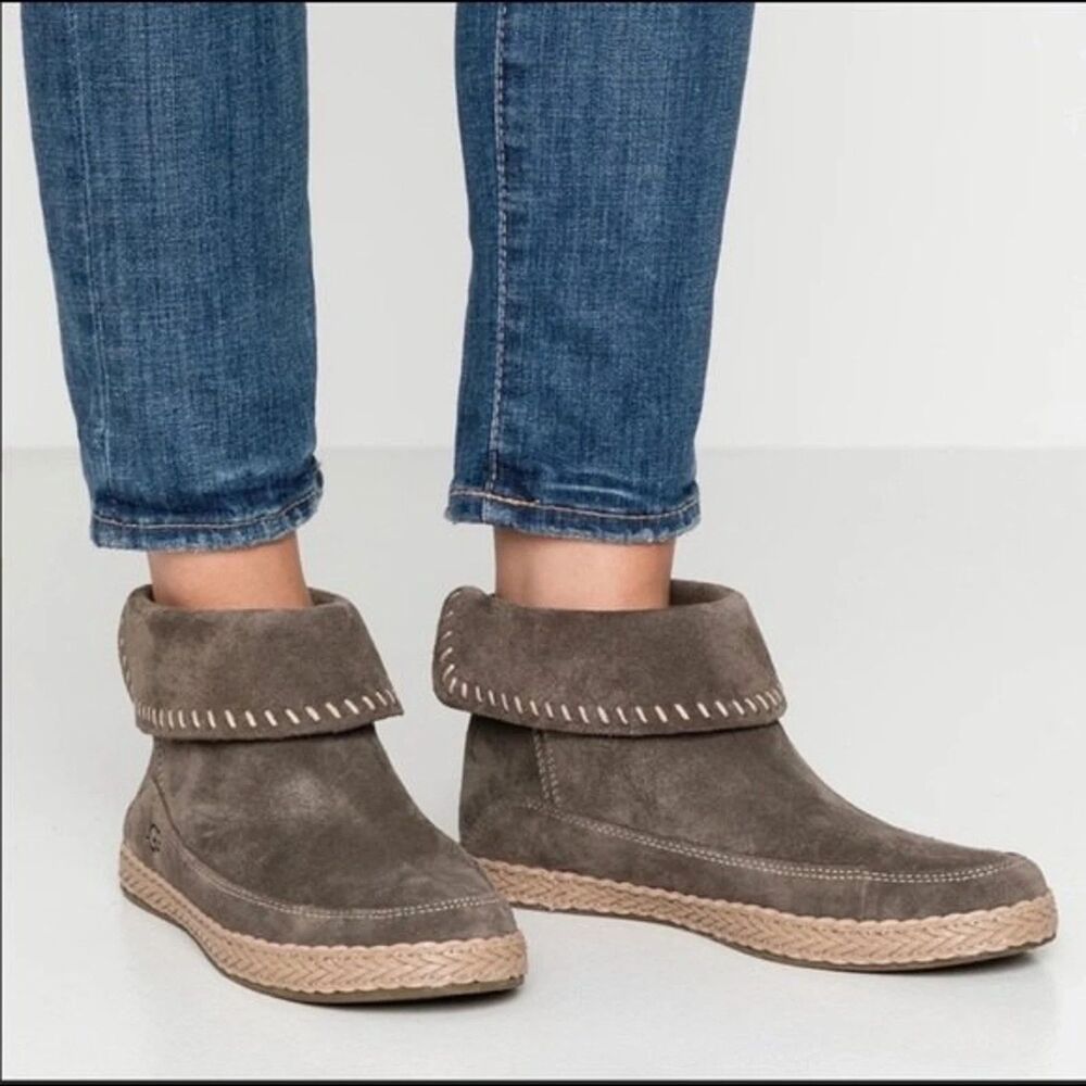 UGG Varney Moccasin Boots 8.5 Boho Chic, Western, Cabincore, Rustic, Streetwear